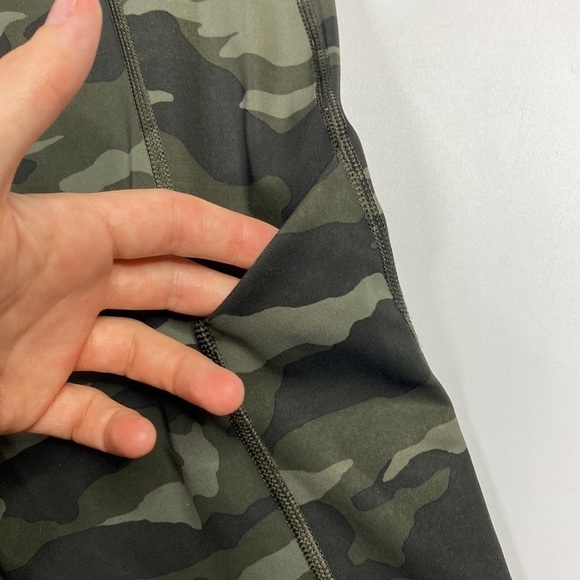 Athleta Ultimate 7/8 Camo Tights Leggings With Thigh Pockets Size Medium - Picture 7 of 13